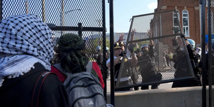 Manifestantes anti-Israel rompen valla policial durante Convención Demócrata