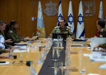 El jefe del Estado Mayor de las Fuerzas de Defensa de Israel, teniente general Herzi Halevi, realiza una evaluación con oficiales de alto rango en el cuartel general de las Fuerzas de Defensa de Israel en Tel Aviv, el 25 de agosto de 2024. (Fuerzas de Defensa de Israel)