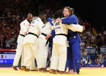 Los equipos de Francia e Israel reaccionan después de su combate de octavos de final de judo por equipos mixtos de los Juegos Olímpicos de París 2024 en el Champ-de-Mars Arena, en París, el 3 de agosto de 2024. (Jack Guez/AFP)