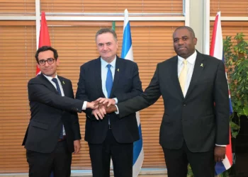 El ministro de Asuntos Exteriores, Israel Katz (centro), con su homólogo francés, Stéphane Sejourne (izquierda), y su homólogo británico, David Lammy, en Jerusalén, el 16 de agosto de 2024. (Shlomi Amsalem/GPO)