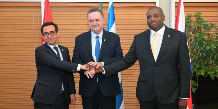 El ministro de Asuntos Exteriores, Israel Katz (centro), con su homólogo francés, Stéphane Sejourne (izquierda), y su homólogo británico, David Lammy, en Jerusalén, el 16 de agosto de 2024. (Shlomi Amsalem/GPO)