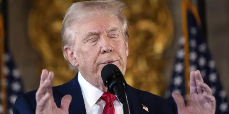 El candidato presidencial republicano y expresidente Donald Trump reacciona mientras habla con los periodistas en su propiedad de Mar-a-Lago el jueves 8 de agosto de 2024, en Palm Beach, Florida. (Foto AP/Alex Brandon)