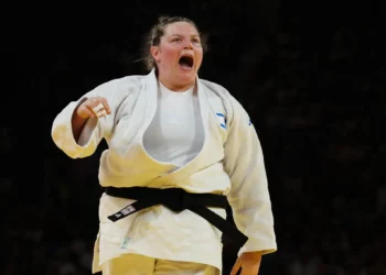 Raz Hershko de Israel reacciona después de vencer a Milica Zabic de Serbia en los cuartos de final de judo femenino +78 kg en los Juegos Olímpicos de París 2024 en el Champ-de-Mars Arena, en París el 2 de agosto de 2024. (Jack GUEZ / AFP)