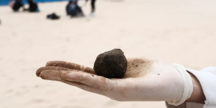 Se encontró alquitrán en la playa de Bat Yam, tras un derrame de petróleo en alta mar que contaminó la mayor parte de la costa israelí, el 2 de marzo de 2021. (Tomer Neuberg/Flash90)