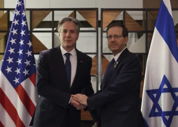 El secretario de Estado de Estados Unidos, Blinken, a la izquierda, se reúne con el presidente Isaac Herzog, en Tel Aviv, el 19 de agosto de 2024. (Kevin Mohatt/Pool/Pool Photo via AP)