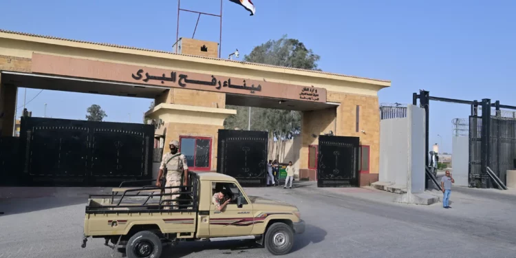 Soldados del ejército egipcio vigilan su lado del cruce de Rafah, cerrado desde principios de mayo, el 4 de julio de 2024. (Giuseppe CACACE / AFP)