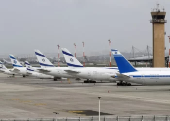 Los Boeing 737 de El Al Airlines en la pista del Aeropuerto Internacional Ben Gurion, cerca de Tel Aviv, el 10 de marzo de 2020. (Jack Guez/AFP)