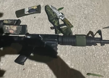 Armas encontradas en el automóvil de un terrorista palestino que llevó a cabo un ataque con disparos en la ciudad cisjordana de Qalqilya el 12 de agosto de 2024. (Fuerzas de Defensa de Israel)