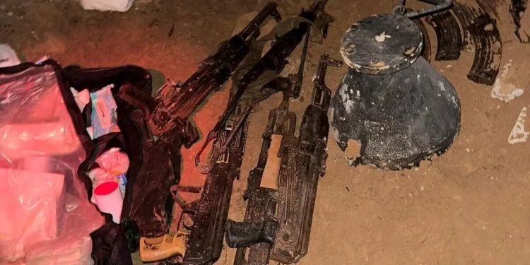 Esta imagen difundida por el ejército el 19 de agosto de 2024 muestra armas encontradas en un túnel de Hamás en Jan Yunis, en el sur de Gaza. (Fuerzas de Defensa de Israel)