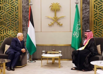 El presidente de la Autoridad Palestina, Mahmoud Abbas, a la izquierda, se reúne con el príncipe heredero de Arabia Saudita, Mohammed bin Salman, en la ciudad portuaria saudí de Yeddah, el 19 de abril de 2023. (Wafa)