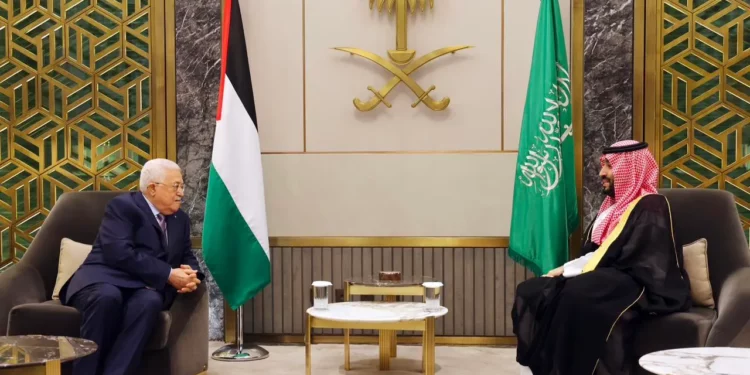 El presidente de la Autoridad Palestina, Mahmoud Abbas, a la izquierda, se reúne con el príncipe heredero de Arabia Saudita, Mohammed bin Salman, en la ciudad portuaria saudí de Yeddah, el 19 de abril de 2023. (Wafa)