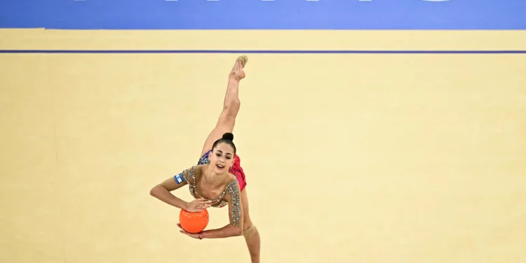 La israelí Daria Atamanov realiza un ejercicio con el balón en la prueba individual de clasificación general de gimnasia rítmica durante los Juegos Olímpicos de París 2024 en la Arena Porte de la Chapelle en París, el 8 de agosto de 2024. (Foto de Gabriel BOUYS / AFP)