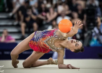 La israelí Daria Atamanov realiza un ejercicio con el balón en la final individual de gimnasia rítmica en los Juegos Olímpicos de París 2024, el 9 de agosto de 2024. (Comité Olímpico de Israel)