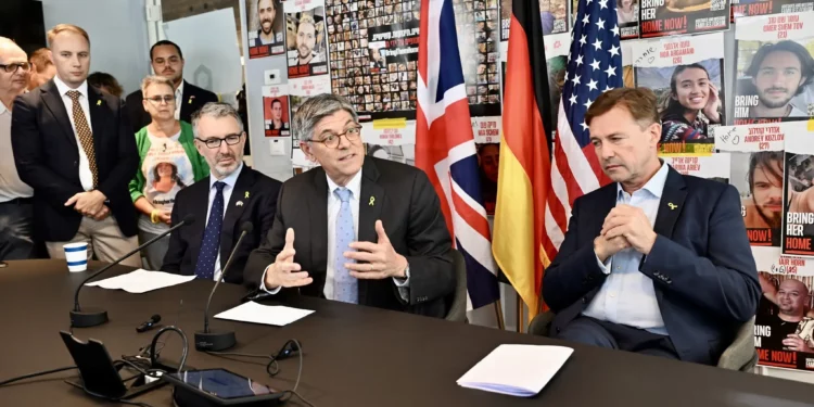 El embajador de Estados Unidos en Israel, Jack Lew, participa en una conferencia de prensa conjunta con los embajadores de Alemania y Gran Bretaña en el Foro de Familias de Rehenes en Tel Aviv, el 14 de agosto de 2024. (David Azagury/Embajada de Estados Unidos en Jerusalén)