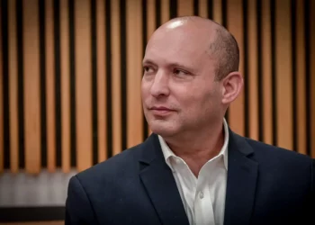 El ex primer ministro Naftali Bennett en una audiencia judicial en una demanda por difamación contra el rabino Yosef Mizrahi en el Tribunal de Magistrados de Tel Aviv, el 11 de septiembre de 2023. (Avshalom Sassoni/Flash90)