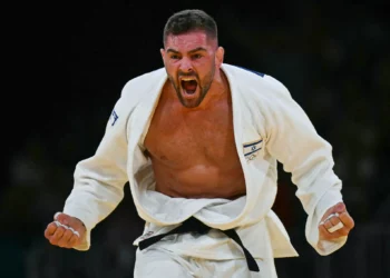 El israelí Peter Paltchik reacciona después de vencer al holandés Michael Korrel en el combate de repechaje de judo masculino de -100 kg de los Juegos Olímpicos de París 2024, el 1 de agosto de 2024. (Luis Robayo/AFP)