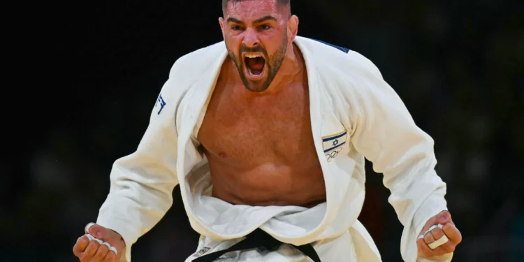 El israelí Peter Paltchik reacciona después de vencer al holandés Michael Korrel en el combate de repechaje de judo masculino de -100 kg de los Juegos Olímpicos de París 2024, el 1 de agosto de 2024. (Luis Robayo/AFP)