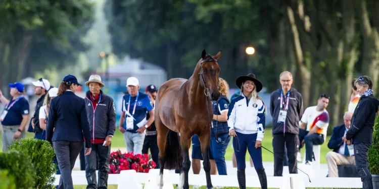 La amazona israelí Ashlee Bond con su caballo Donatello en un evento previo a la competencia olímpica en los Juegos Olímpicos de París 2024 el 31 de julio de 2024. (Lily Forado/Federación Ecuestre de Israel)