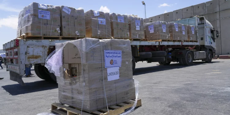 Un paquete de ayuda humanitaria para la Franja de Gaza con el logotipo de World Central Kitchen (WCK) en un camión en el cruce fronterizo de Kerem Shalom, en el sur de Israel, el 30 de mayo de 2024. (Foto AP/Tsafrir Abayov)