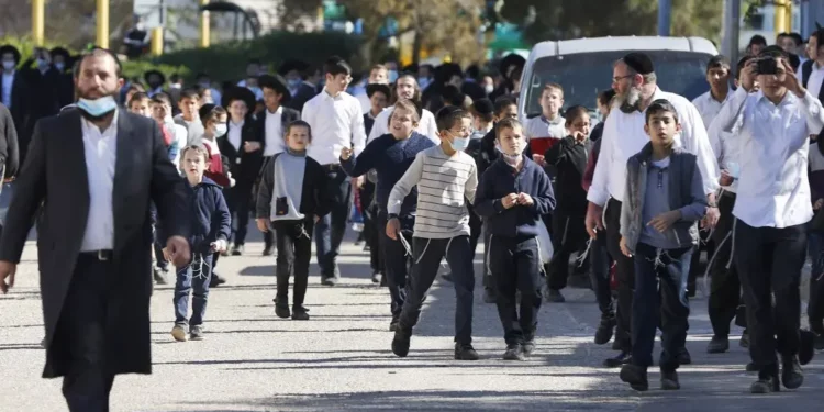 Imagen ilustrativa: escolares haredíes en el exterior de una escuela en la ciudad de Ashdod, el 22 de enero de 2021. (Jack Guez/AFP)