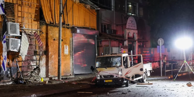 Personal de seguridad y emergencias israelíes acordonan el lugar de una explosión en Tel Aviv el 18 de agosto de 2024. (Foto de Jack GUEZ / AFP)