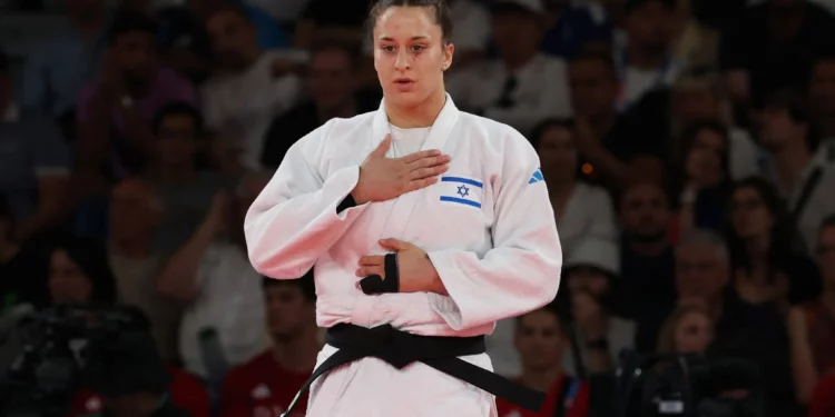 La israelí Inbar Lanir reacciona tras vencer a la holandesa Guusje Steenhuis en el combate de cuartos de final de judo femenino de -78 kg de los Juegos Olímpicos de París 2024, el 1 de agosto de 2024. (Jack Guez/AFP)