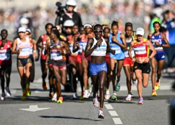 La israelí Lonah Chemtai Salpeter (centro) corre por delante de otras atletas en el maratón femenino del evento de atletismo en los Juegos Olímpicos de París 2024 en París el 11 de agosto de 2024. (Kirill KUDRYAVTSEV / AFP)