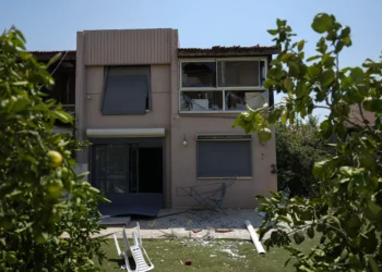 Una casa dañada tras un ataque desde el Líbano, en Acre, en el norte de Israel, el 25 de agosto de 2024. (Foto AP/Ariel Schalit)