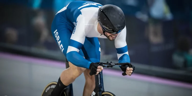 El ciclista israelí Mikhail Yakovlev compite en la carrera de velocidad masculina en los Juegos Olímpicos de París 2024 el 7 de agosto de 2024. (Comité Olímpico de Israel)