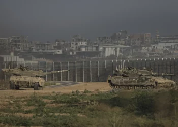 Tanques israelíes cerca de la frontera entre Israel y Gaza, vistos desde el sur de Israel, el 14 de julio de 2024. (Foto AP/Tsafrir Abayov)