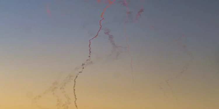 Hezbolá lanza drones explosivos desde el Líbano e Israel responde