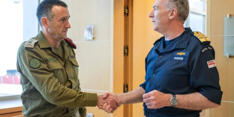 El jefe del Estado Mayor de las Fuerzas de Defensa de Israel, teniente general Herzi Halevi, se reúne con su homólogo del Reino Unido, el jefe del Estado Mayor de la Defensa, almirante Sir Antony David Radakin, en la sede de las Fuerzas de Defensa de Israel en Tel Aviv, el 2 de agosto de 2024. (Fuerzas de Defensa de Israel)