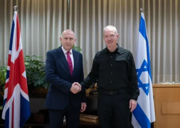 El ministro de Defensa, Yoav Gallant, se reúne con su homólogo británico, el secretario de Estado de Defensa del Reino Unido, John Healey, en la sede de las Fuerzas de Defensa de Israel en Tel Aviv, el 2 de agosto de 2024. (Shachar Yurman/Ministerio de Defensa)