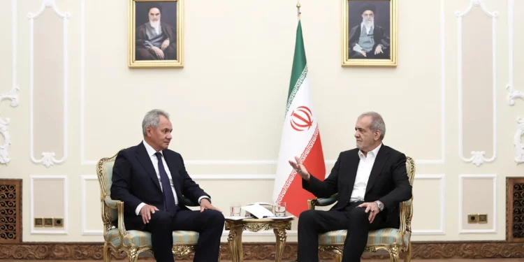 El presidente iraní, Masoud Pezeshkian (d), se reúne con el secretario del Consejo de Seguridad de Rusia, Sergei Shoigu, en Teherán, el 5 de agosto de 2024 (Oficina Presidencial de Irán / AFP)