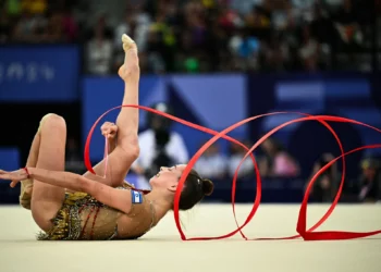 La israelí Daria Atamanov realiza una presentación con la cinta en la final individual de gimnasia rítmica en los Juegos Olímpicos de París 2024 en la Arena Porte de la Chapelle en París, el 9 de agosto de 2024. (Lionel BONAVENTURE / AFP)