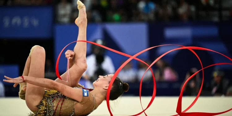 La israelí Daria Atamanov realiza una presentación con la cinta en la final individual de gimnasia rítmica en los Juegos Olímpicos de París 2024 en la Arena Porte de la Chapelle en París, el 9 de agosto de 2024. (Lionel BONAVENTURE / AFP)