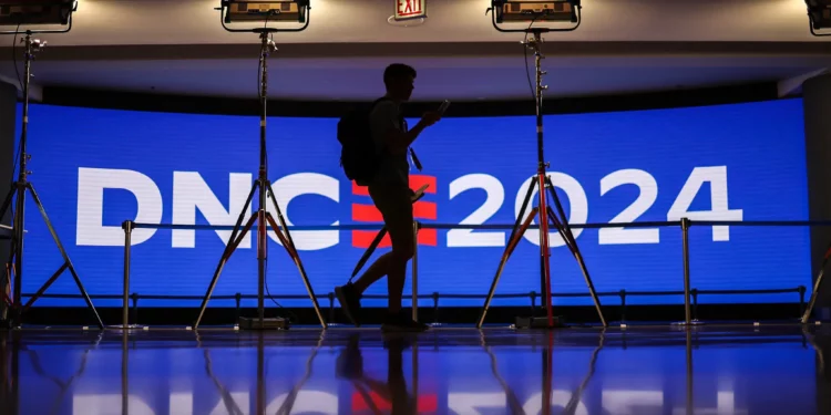 Un hombre camina dentro del United Center antes de la Convención Nacional Demócrata (DNC) en Chicago, Illinois, el 17 de agosto de 2024. (Charly TRIBALLEAU / AFP)