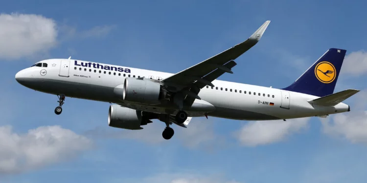 Archivo: Un Airbus-A320-271N de Lufthansa Airlines aterriza en el aeropuerto de Heathrow, en el oeste de Londres, el 29 de abril de 2024. (Adrian DENNIS / AFP)