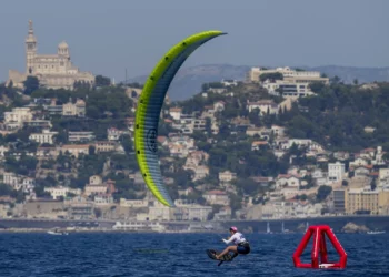 Gal Zukerman termina tercera en semifinal de kitesurf y cierra su carrera olímpica

La regatista israelí Gal Zukerman finalizó en tercer lugar en la semifinal de kitesurf femenino, lo que impidió su avance a la final y marcó el final de su trayectoria olímpica.

Todos los atletas israelíes de vela ya han concluido su participación en los Juegos Olímpicos. En París, Israel obtuvo dos medallas en vela: una de oro para Tom Reuveny en windsurf masculino y una de plata para Sharon Kantor en windsurf femenino. En total, Israel acumula cinco medallas olímpicas en esta disciplina.