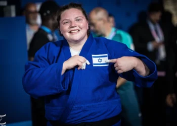 El judoka israelí Raz Hershko sonríe después de ganar una medalla de plata en los Juegos Olímpicos de París 2024 el 2 de agosto de 2024. (Comité Olímpico de Israel)