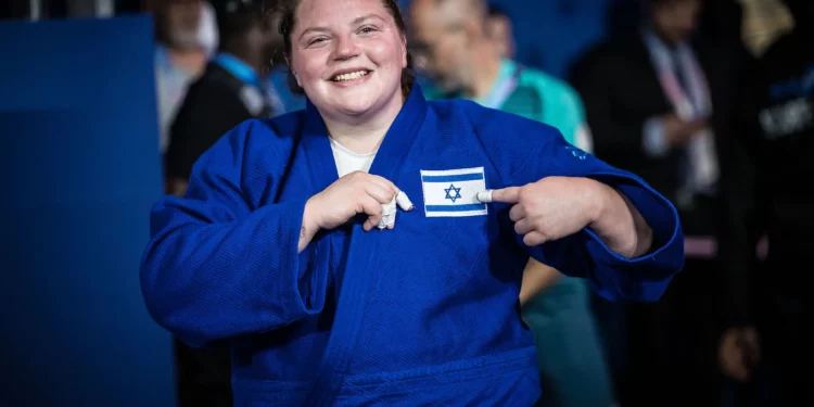 El judoka israelí Raz Hershko sonríe después de ganar una medalla de plata en los Juegos Olímpicos de París 2024 el 2 de agosto de 2024. (Comité Olímpico de Israel)