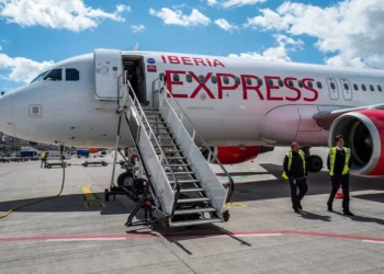 Los pasajeros desembarcan de un avión de la aerolínea de bajo coste española Iberia Express en el aeropuerto Willy Brandt de Berlín Brandeburgo (BER) en Schoenefeld, al sureste de la capital alemana, el 16 de julio de 2022. (John MacDougall / AFP)