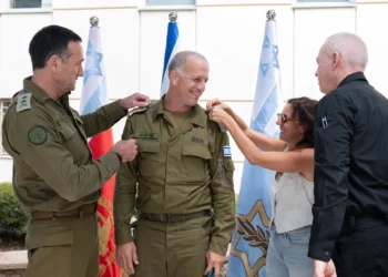 El mayor general Aviad Dagan (centro) recibe el grado de mayor general durante una ceremonia en el cuartel general militar en Tel Aviv, el 29 de agosto de 2024. (Fuerzas de Defensa de Israel)