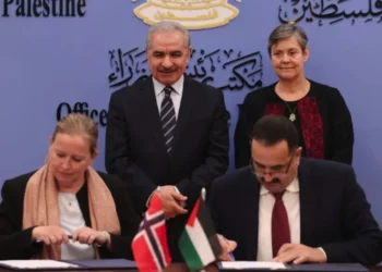 Representantes de Noruega y la Autoridad Palestina firman acuerdos en Ramallah el 30 de noviembre de 2022. (Wafa)