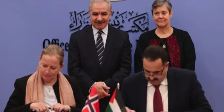 Representantes de Noruega y la Autoridad Palestina firman acuerdos en Ramallah el 30 de noviembre de 2022. (Wafa)