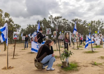 La gente visita el lugar de la masacre del festival de música Supernova en Re'im, el 14 de enero de 2024. (Chaim Goldberg/Flash90)