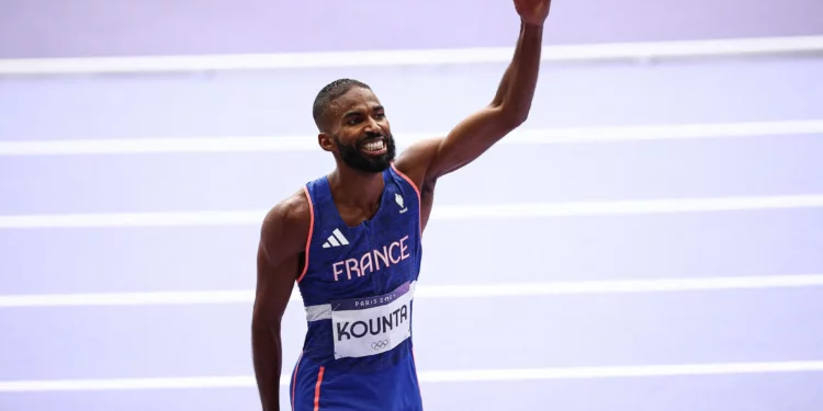 El francés Muhammad Abdallah Kounta celebra después de competir en la prueba de relevos 4x400 m masculino del evento de atletismo en los Juegos Olímpicos de París 2024 en el Stade de France en Saint-Denis, al norte de París, el 9 de agosto de 2024. (Anne-Christine Poujoulat / AFP)