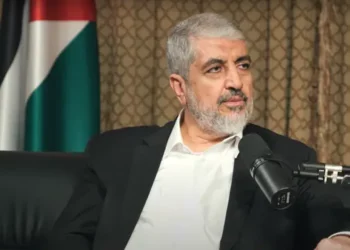 Khaled Mashaal, miembro de la oficina política de Hamás, habla con el podcaster kuwaití Ammar Taqi el 16 de enero de 2024 (captura de pantalla del video)