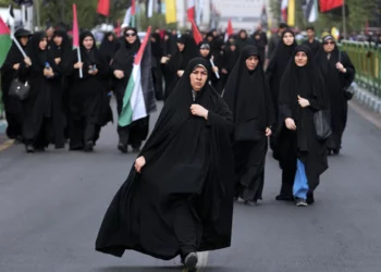 Mujeres participan en la ceremonia fúnebre del líder político de Hamas asesinado, Ismail Haniyeh, en Teherán, Irán, el 1 de agosto de 2024. (Foto AP/Vahid Salemi)