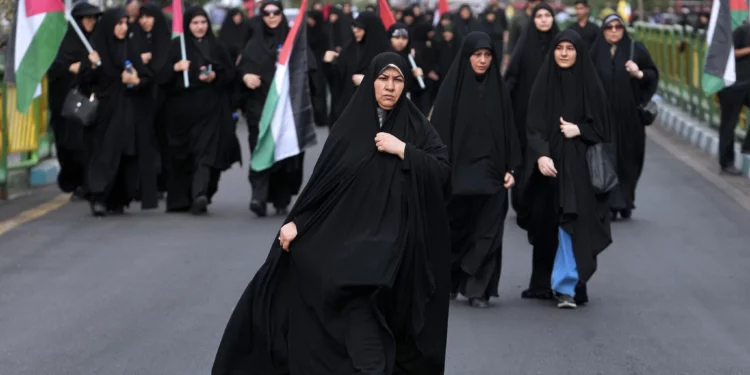 Mujeres participan en la ceremonia fúnebre del líder político de Hamas asesinado, Ismail Haniyeh, en Teherán, Irán, el 1 de agosto de 2024. (Foto AP/Vahid Salemi)